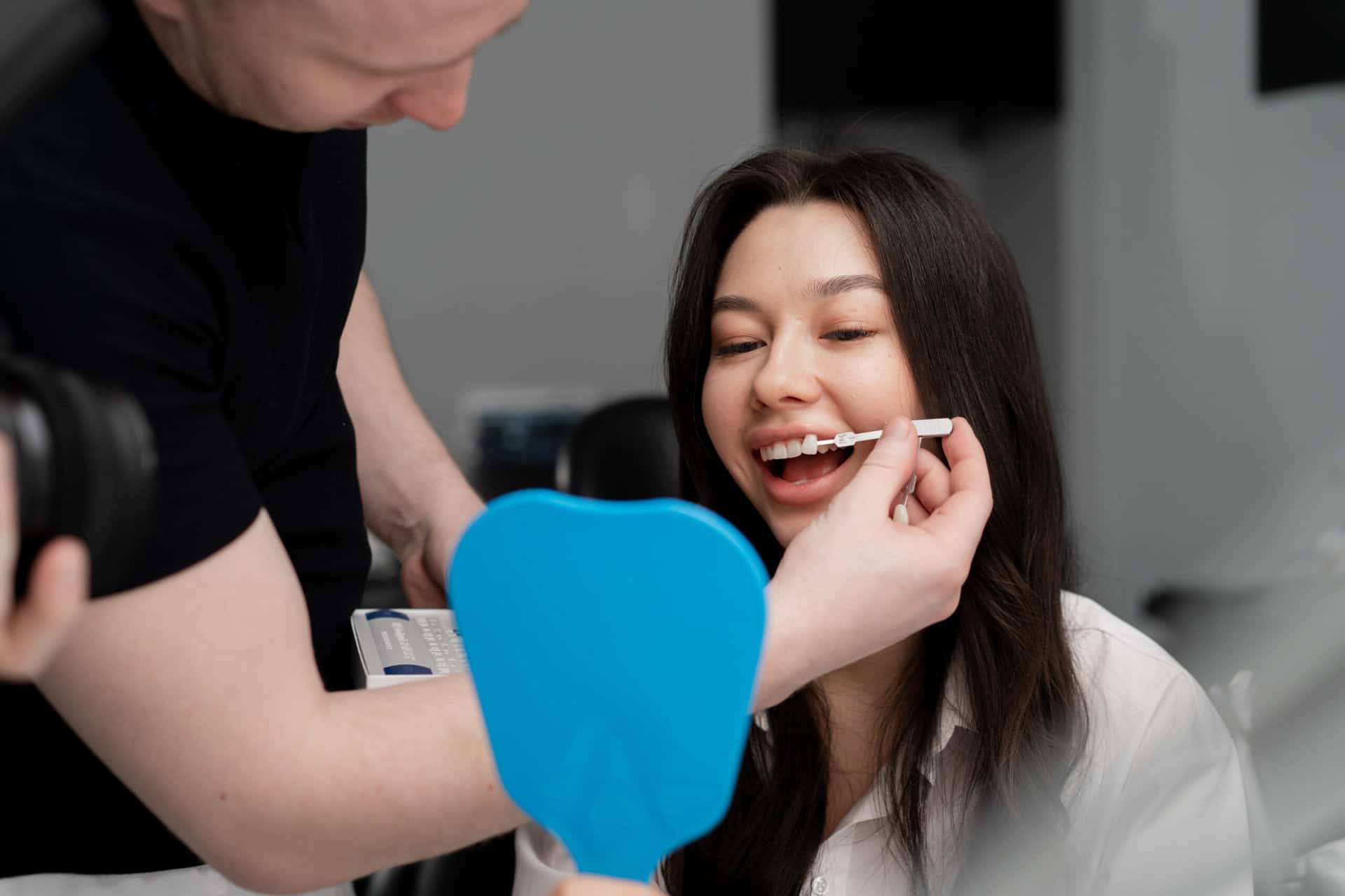 Senyum Lebih Cerah dengan Dental Whitening